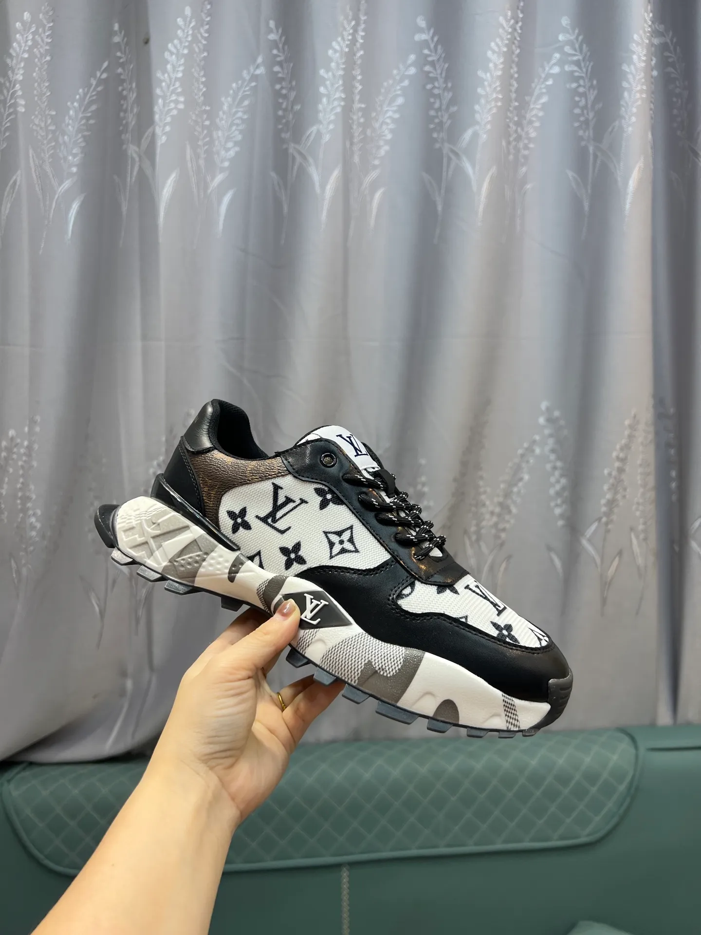 Men's shoes 💰440 [Lv] The latest casual men's shoes, high-quality workmanship, uppers made of cowhide, genuine leather insoles, fashionable rubber outsole, casual and fashionable, high-end quality, code number: 38-44. 45 can be customized and cannot be returned!